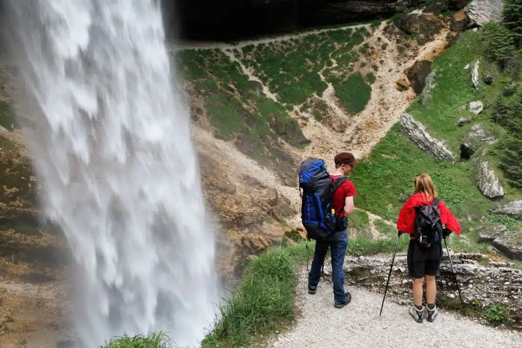 Hikers bij de Peričnik waterval in Slovenië