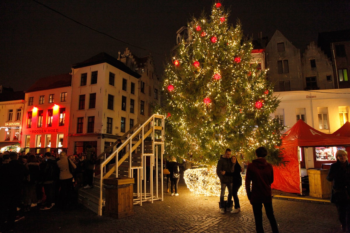 Kerstboom in Antwerpen kerstmarkt
