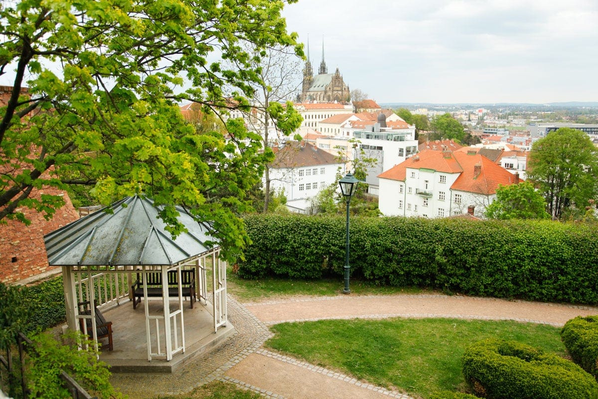 Tuinen in het park rondom kasteel Spilberk in Tsjechie