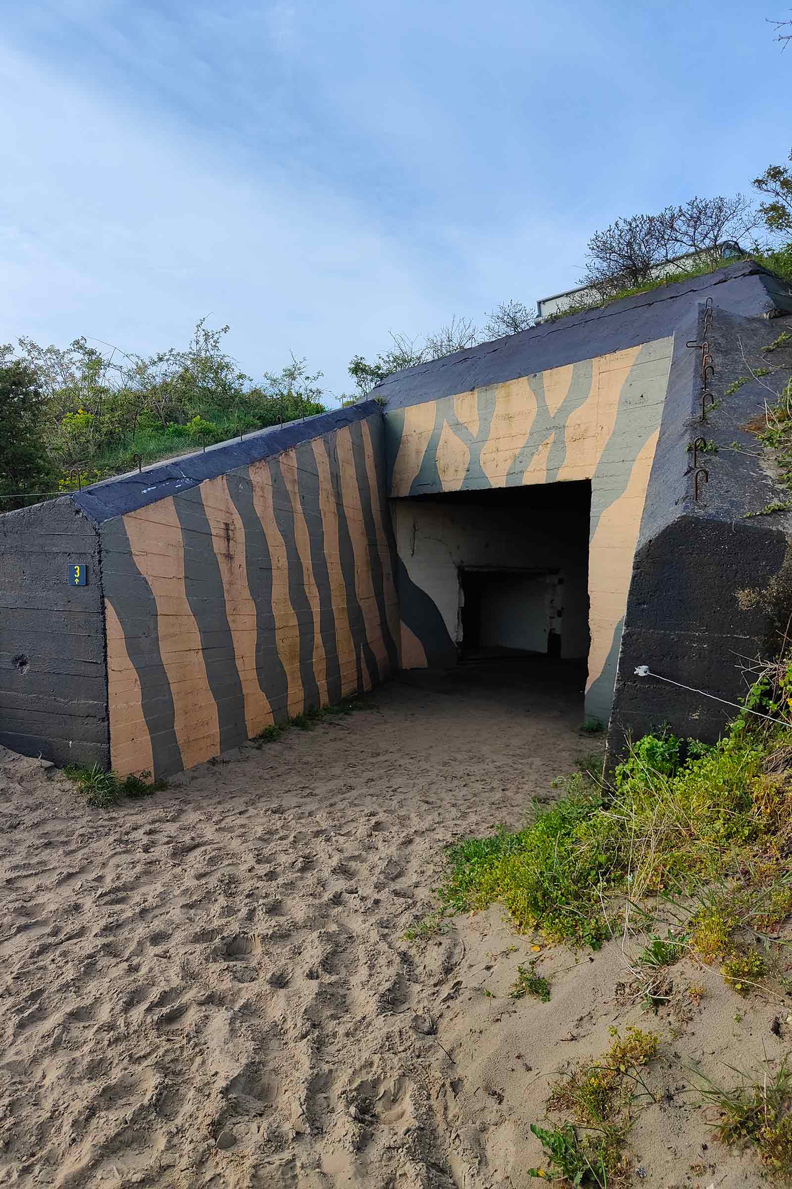 Bunkers in de duinen bij Goeroe