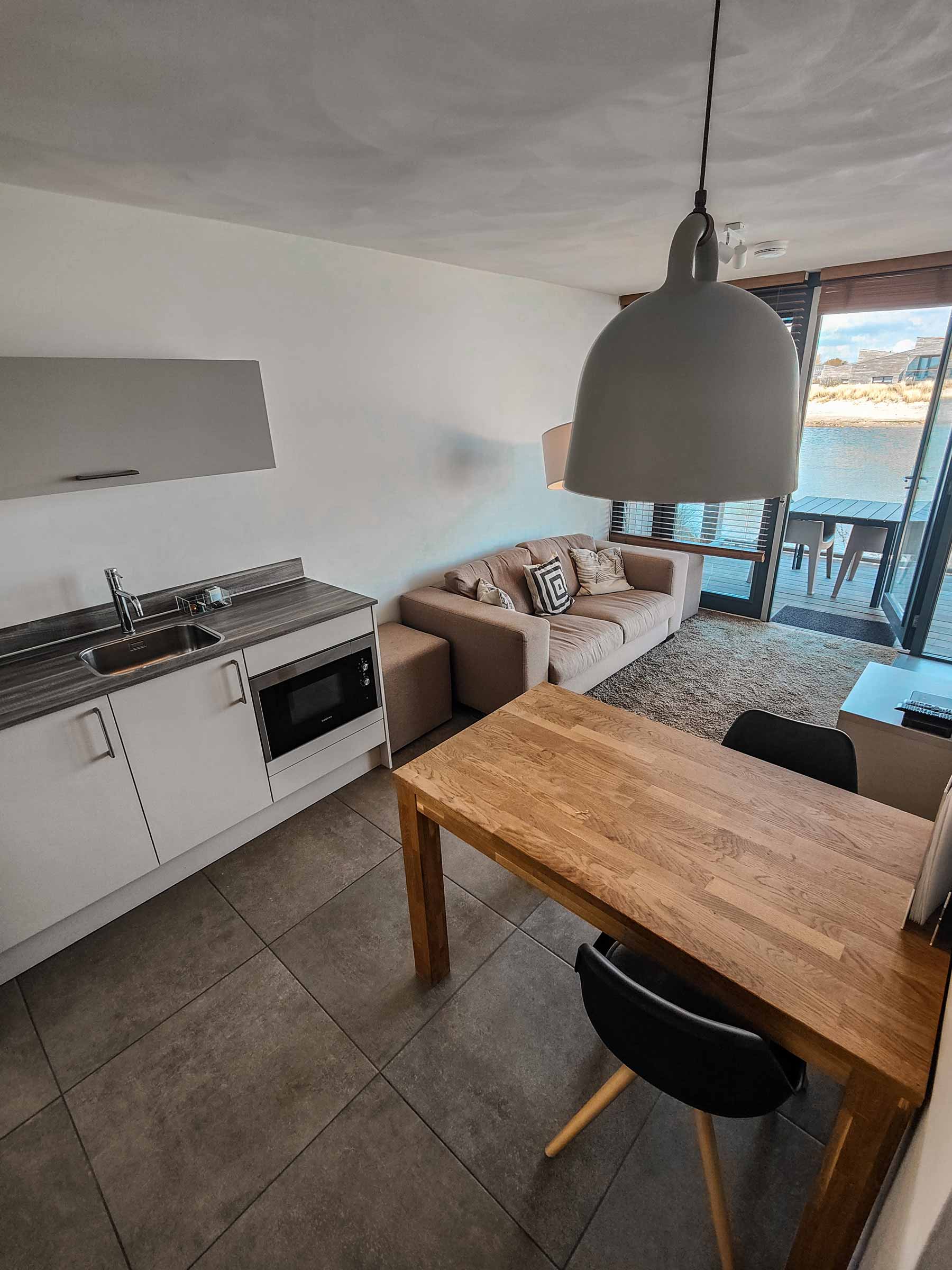 Woonkamer van de hotelstudio bij Oasis Punt-West