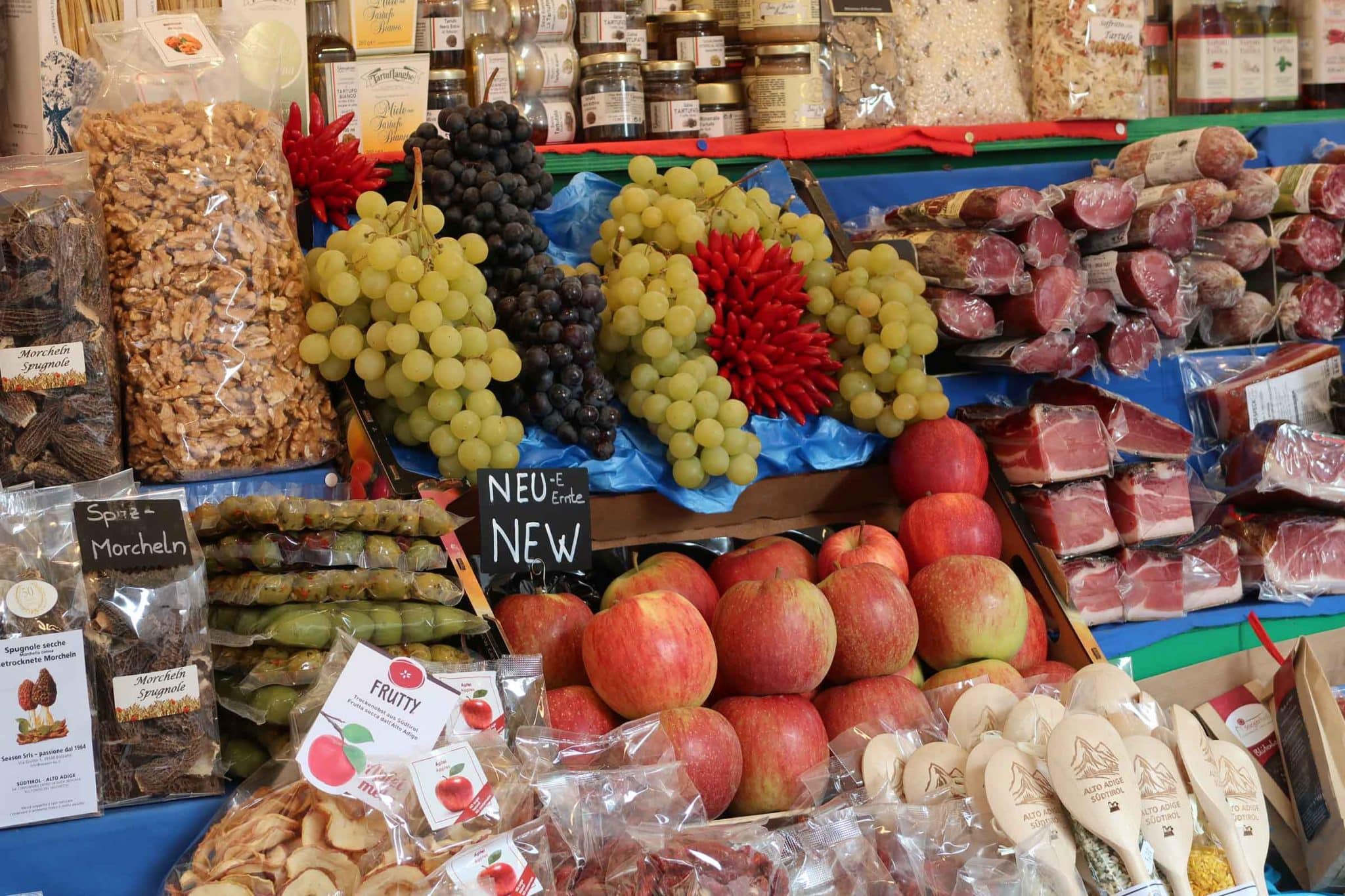 Eten en drinken op de markt van Merano in Zuid Tirol
