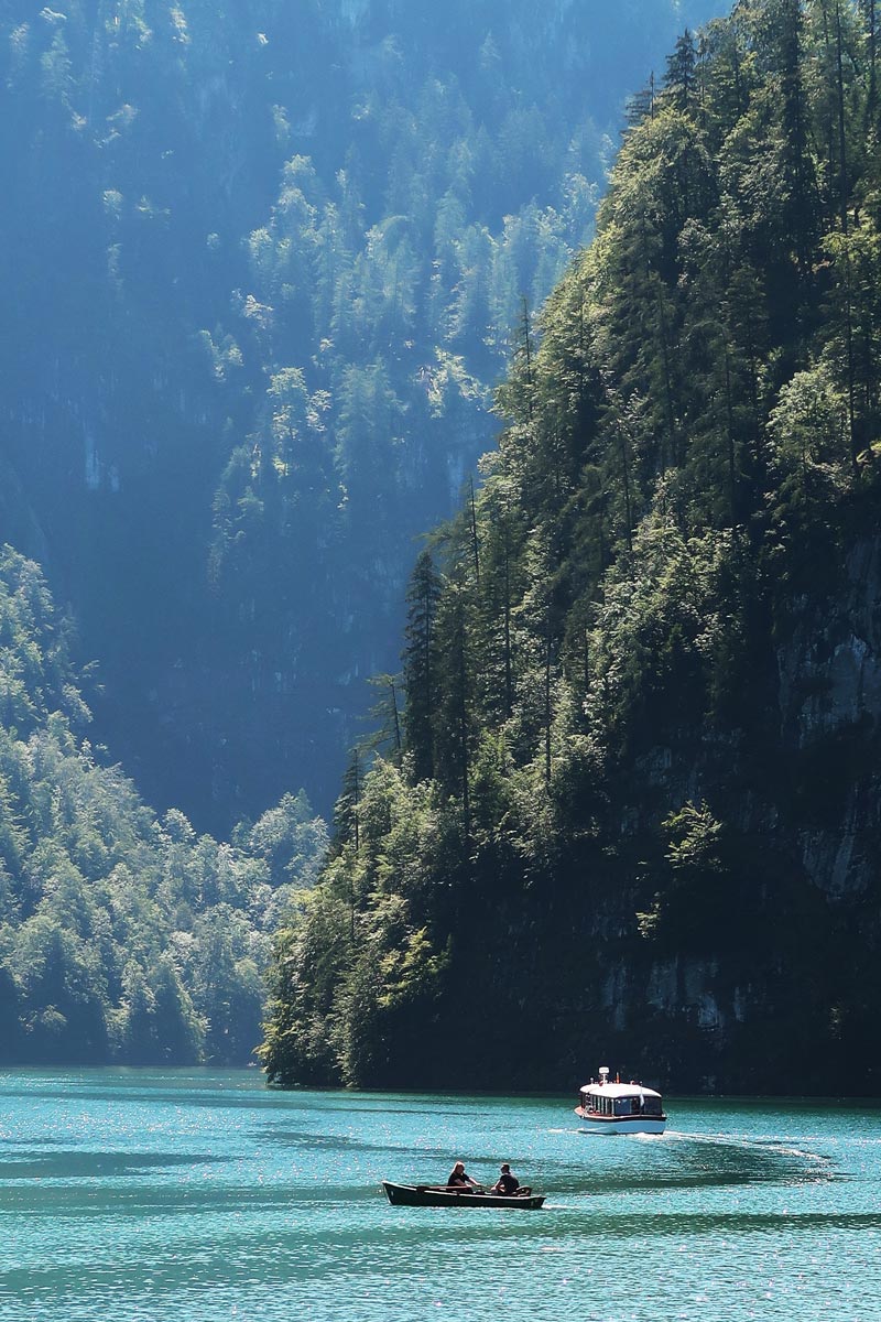 Bootjes op het Königssee meer in Duitsland